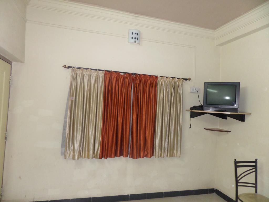 Chalukya Deluxe Hotel Colhapur Exterior foto