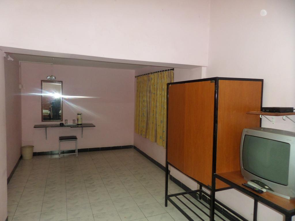 Chalukya Deluxe Hotel Colhapur Exterior foto