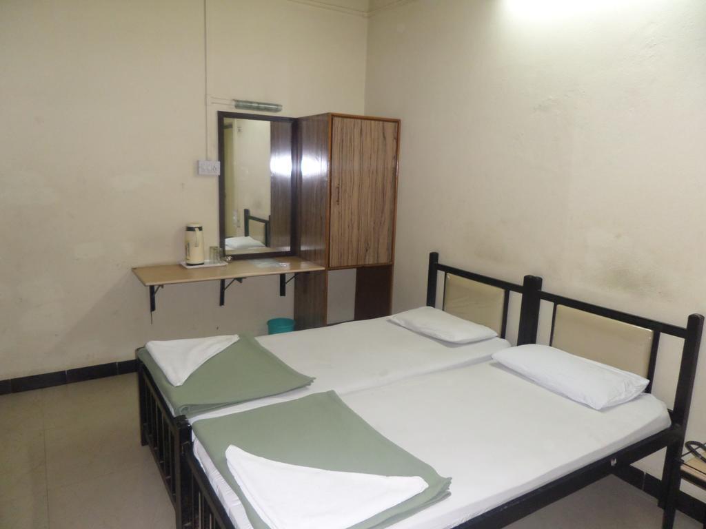 Chalukya Deluxe Hotel Colhapur Exterior foto